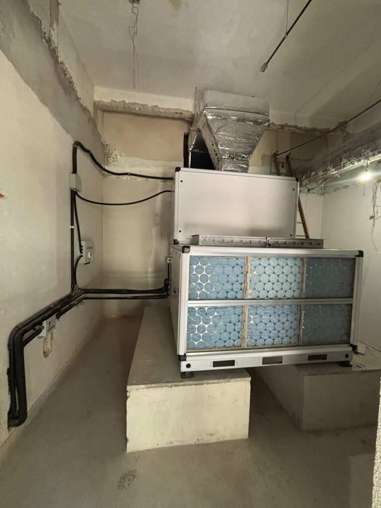 Splitão VRF Hitachi de 18 HP instalado na casa de máquinas – Hospital Militar de Área do Recife