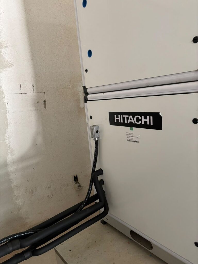 Evaporadora Hitachi e tubulação frigorífica isolada