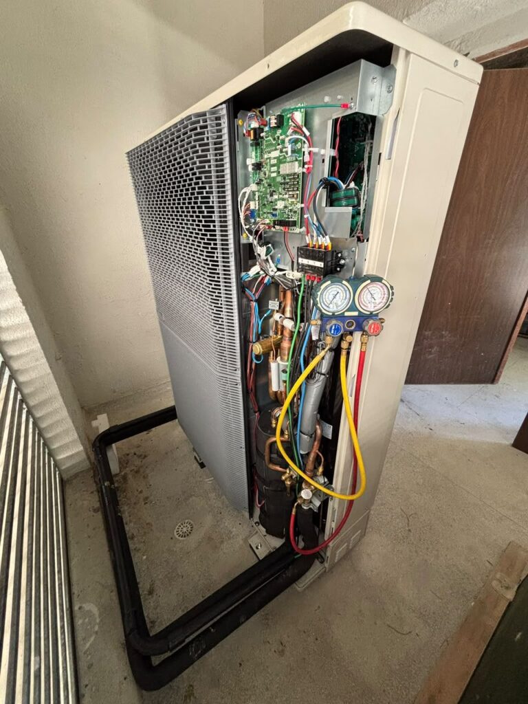 Condensadora VRF Hitachi Side Smart com manifold no startup