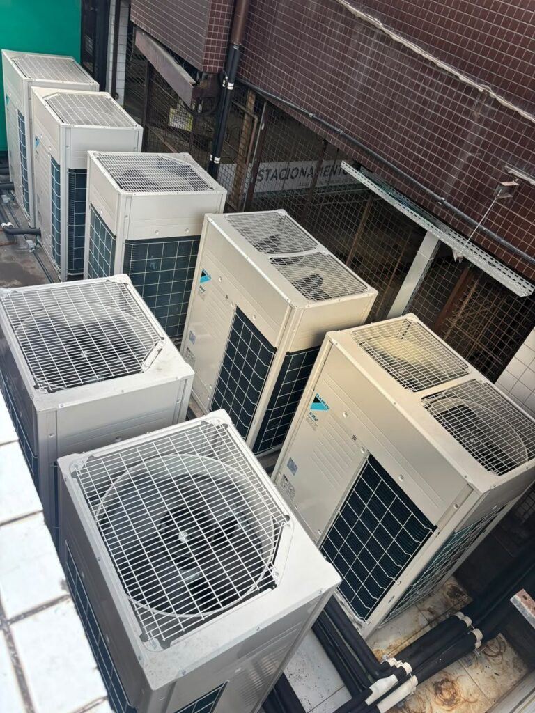 Equipamentos antigos de ar-condicionado antes da substituição por VRV Daikin