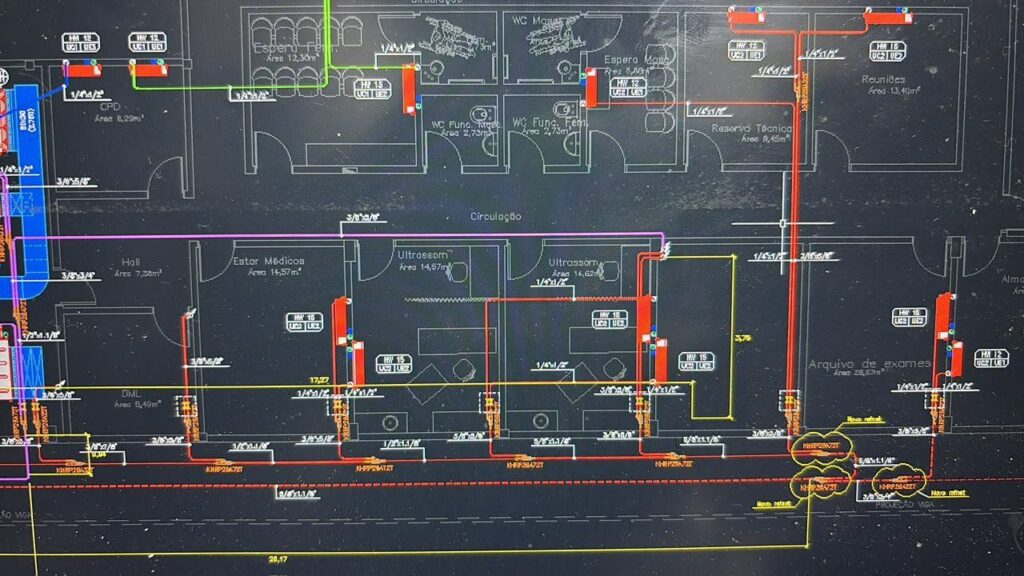 Planta do projeto do sistema VRV com traçado de tubulação