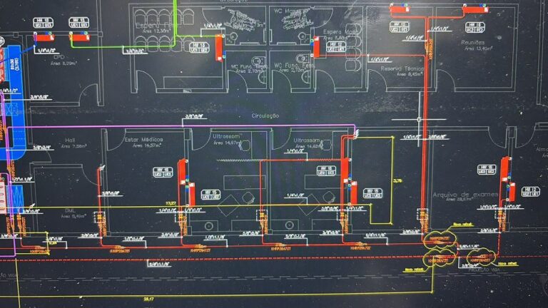 Planta do projeto do sistema VRV com traçado de tubulação