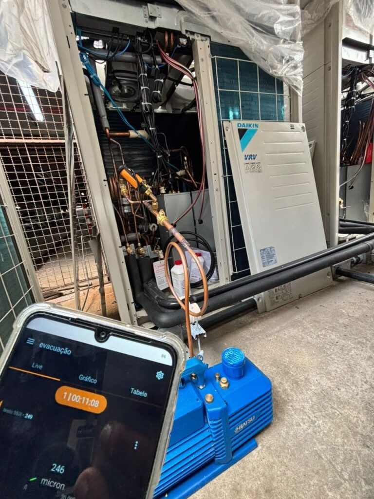 Vácuo do sistema VRV medido com vacuômetro digital em mícrons