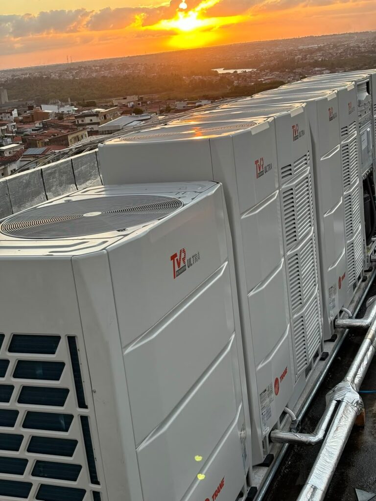Condensadoras TVR Trane na cobertura ao pôr do sol – obra da RefClim em João Pessoa