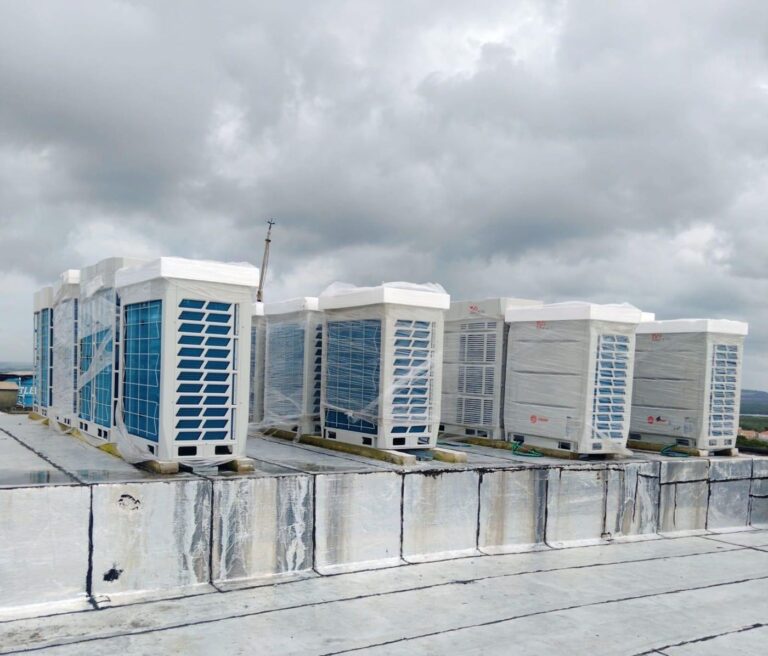 Fileira de condensadoras TVR Trane instaladas na cobertura
