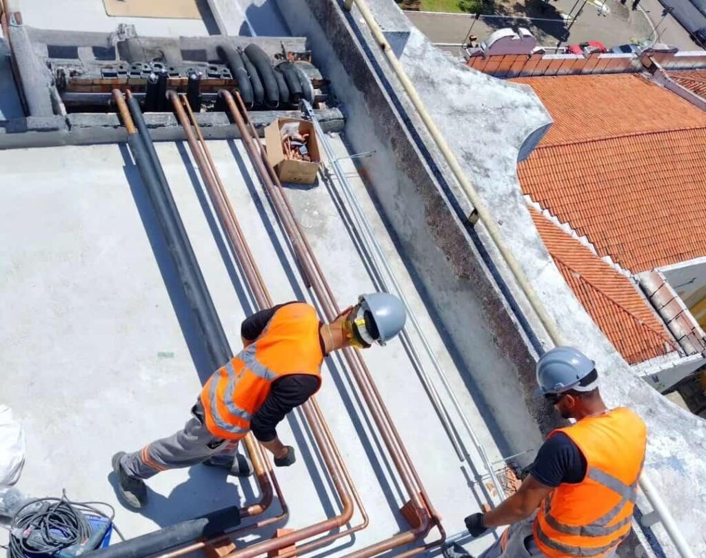 Equipe da RefClim montando a rede frigorífica de cobre na cobertura