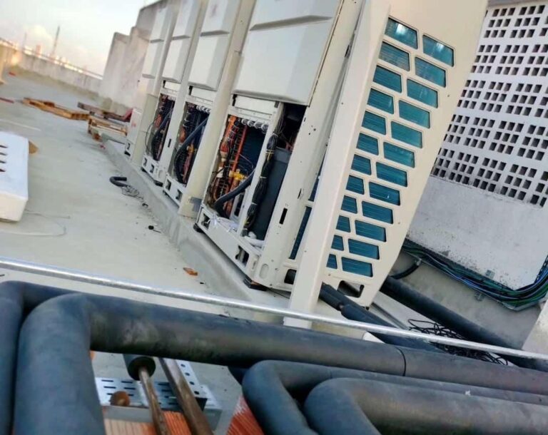 Tubulação frigorífica isolada na saída das condensadoras TVR Trane