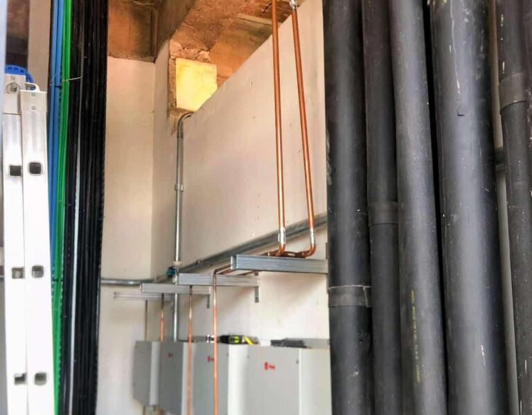 Prumada frigorífica e caixas de derivação em shaft técnico