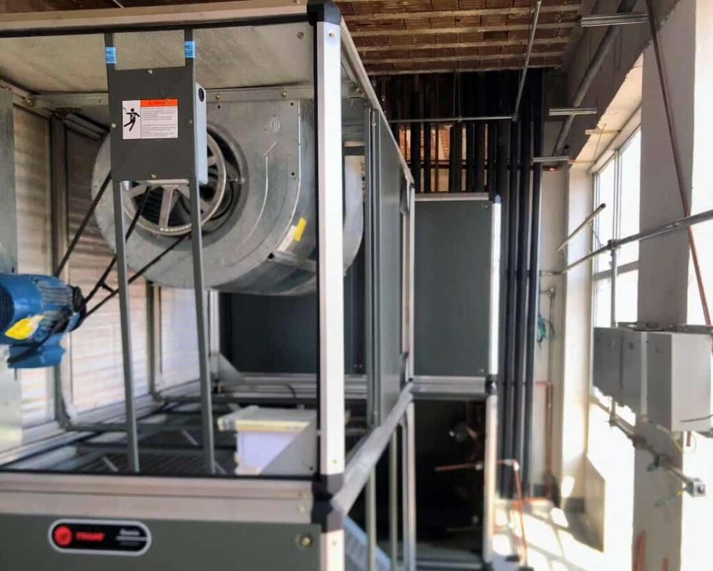 Evaporadora dutada Trane de 50 HP instalada