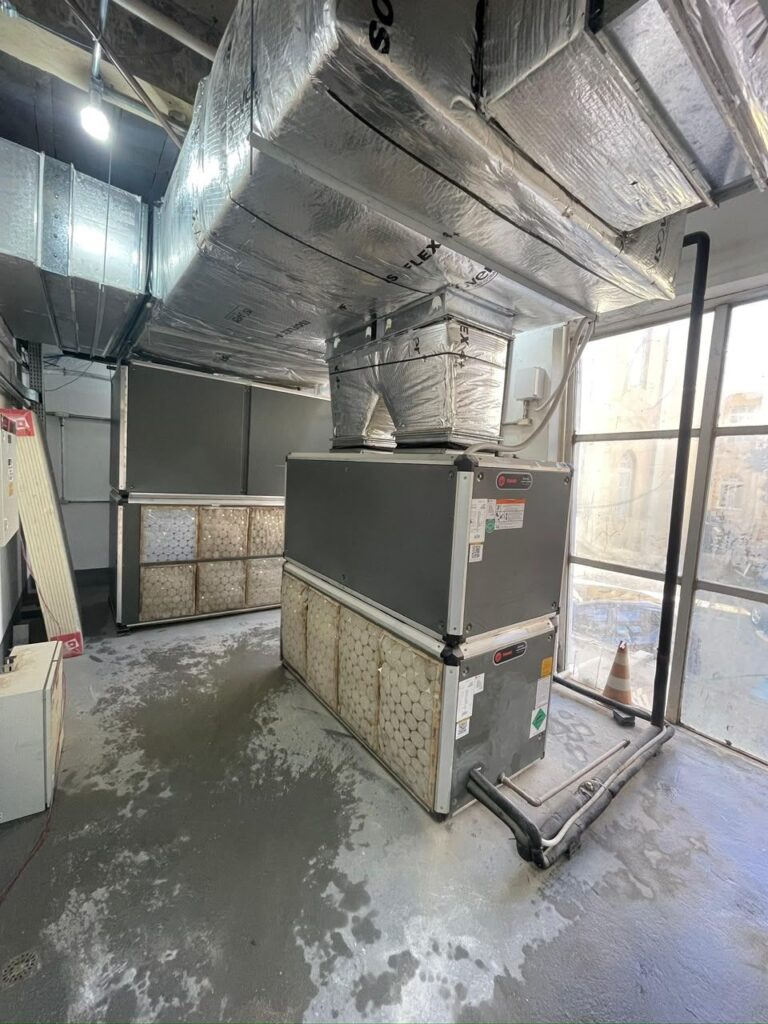 Evaporadoras dutadas Trane na casa de máquinas do pavimento
