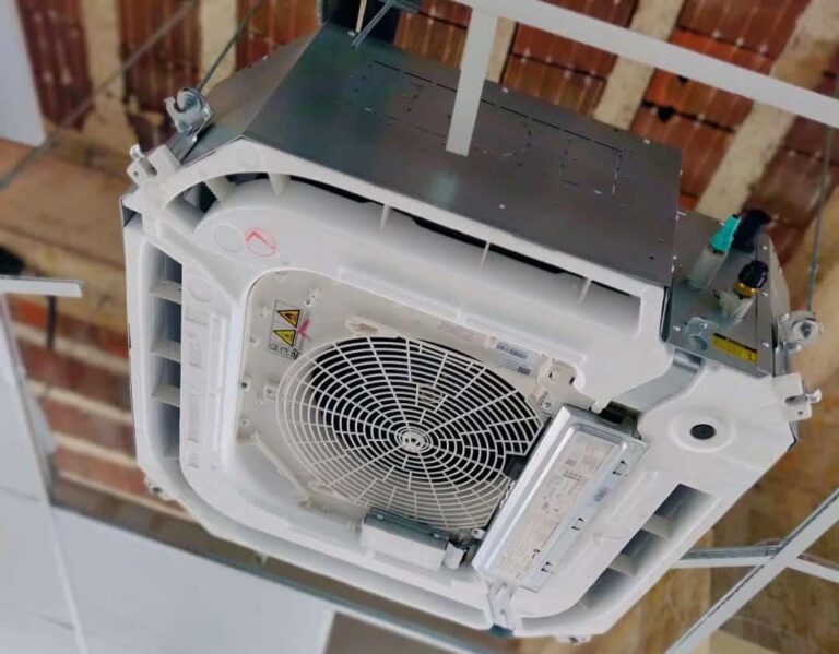 Evaporadora cassete do sistema TVR Trane instalada no forro
