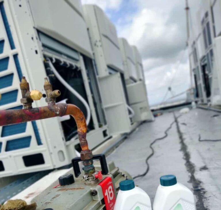 Vácuo do sistema TVR Trane com bomba de vácuo na cobertura