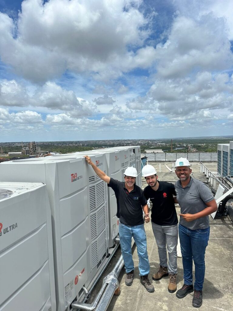 Ycaro Lima com Gerson Lima, engenheiro de campo e aplicação da Trane, e Edson, da Planeta Construções